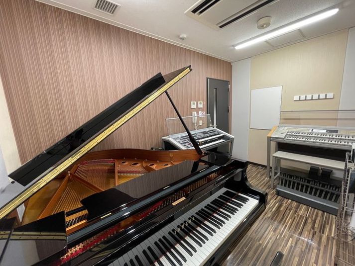 部屋内 - ミュージックアベニューなんば グランドピアノ・エレクトーン防音部屋 ROOM714番教室の室内の写真
