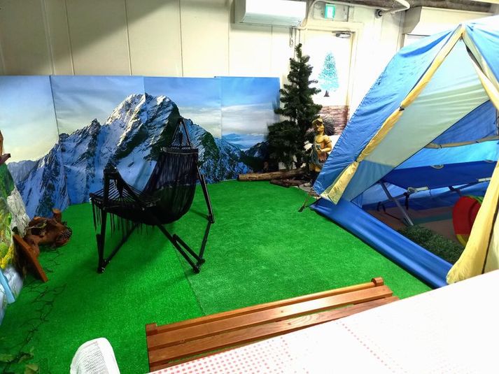 屋内キャンプエリア - LA PORTE　倭 屋内キャンプ場　遊戯施設つきの室内の写真