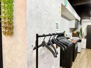 ハンガーラックもご自由にご利用くださいませ（共用部） - ベンチャーデスク銀座５ 個室16(VD5)の室内の写真