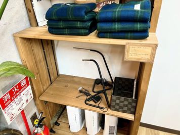 ブランケット、スタンドライト、ヒーター等の無料貸出物品があります（共用部） - ベンチャーデスク銀座５ 個室16(VD5)の室内の写真