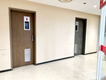 同じフロアに男女別お手洗いがあります。入室する際にはパスナンバーが必要となります🔓 - ベンチャーデスク銀座５ 個室16(VD5)の室内の写真