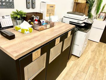 文房具等の無料貸出物品、ゴミ箱があります（共用部） - ベンチャーデスク銀座５ 個室16(VD5)の室内の写真