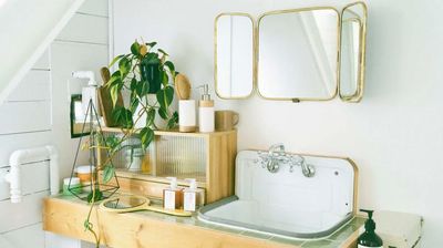 真鍮の3面鏡がある明るい洗面スペース。 - ハイランドスタジオの室内の写真