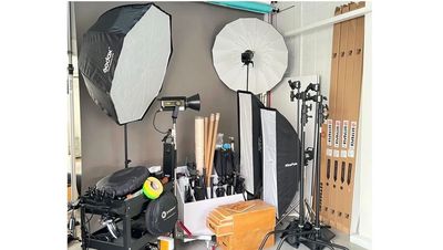箱馬やセンチュリースタンド、オプションで300W定常光LEDなど最低限の機材もご用意しております。(※必要な場合事前にお知らせください) - ハイランドスタジオの室内の写真