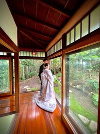 和室の縁側は絶好の撮影ポイントです。窓から映る景色は庭と竹林だけ！のとっておきの贅沢空間です。 - 鎌倉古民家スタジオ 縁樹庵 竹林・庭つき古民家撮影ハウススタジオの室内の写真