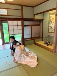 縁側と書院造りを設えた床間のある広い和室。床間には季節の掛け軸や生花をあしらっています。 - 鎌倉古民家スタジオ 縁樹庵 竹林・庭つき古民家撮影ハウススタジオの室内の写真