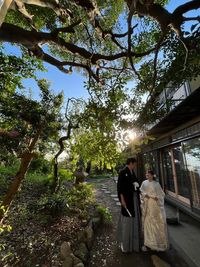 夕方は大きな樹木が壮大なシルエットとなって、いっそうと庭の自然が引き立ちます。 - 鎌倉古民家スタジオ 縁樹庵 和風ハウススタジオ貸レンタルスペースイベントミーティングの室内の写真