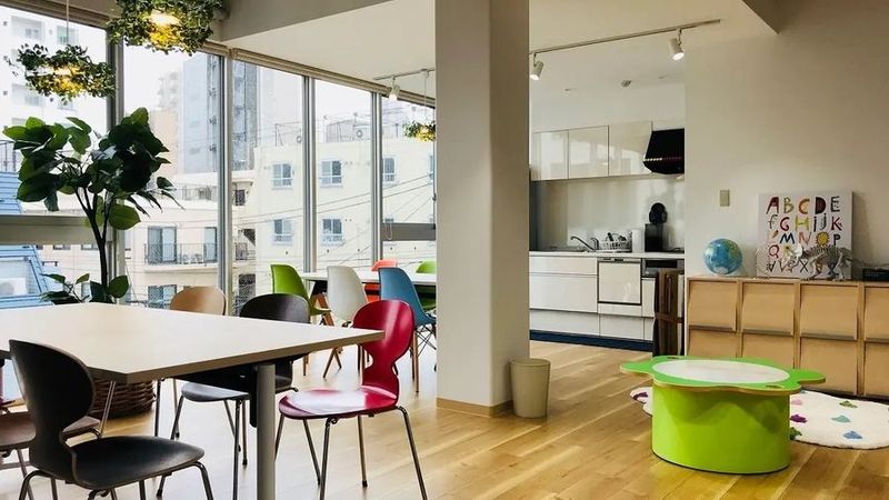 【ラウンジルーム】パーティースペース（～30名） - ウィズダムアカデミー駒沢桜新町校