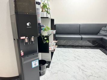 共有スペースにウォーターサーバーがありますので、ご自由にお使い下さい。 - Oscar 名古屋の格安レンタルスペース＆サロン：Oscar【オスカー】の室内の写真