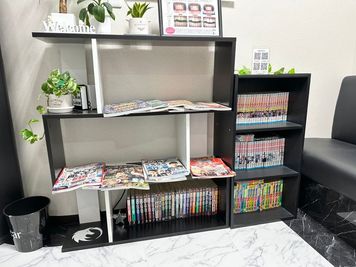 共有スペースにて雑誌やマンガを取り揃えております。 - Oscar 名古屋の格安レンタルスペース＆サロン：Oscar【オスカー】の室内の写真