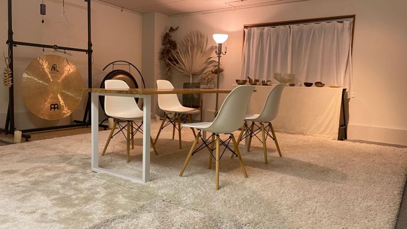 ４人がけのテーブル - SKYスペース ヒーリング、個人レッスン、瞑想レンタルスペースの室内の写真