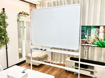 ホワイトボード
無料オプション
120×90
 - レンタルスペース【RoomAoyama】 RoomAoyama 　多目的スペースの室内の写真