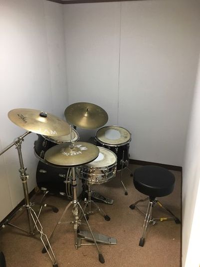 横浜ジャム音楽学院 ドラム練習室　の室内の写真