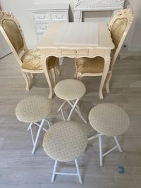 猫足テーブルと椅子 - 撮影スタジオ「スタジオぶぶ」の設備の写真