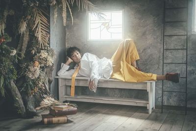 ウッドベンチと小物がモデルと融合します - studio owl 御茶ノ水駅前店｜撮影スタジオ 10種類の背景で撮影できる機材全部無料のデザイナーズ撮影スタジオの室内の写真