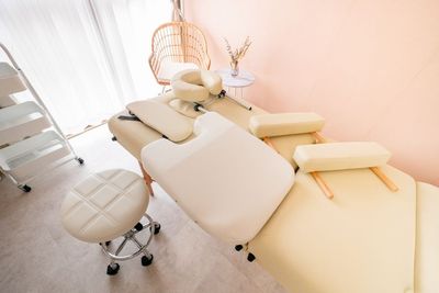 施術ベッドの枕、アームレスト、胸当て - レンタルサロンMINI町田 完全個室のレンタルサロン-MINI（ミニ）町田の室内の写真