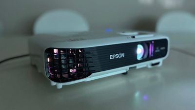 プロジェクター
EPSON EB-SO4 - Colormell（カラメル）渋谷新南口1号店 会議・デスクワーク専用🉐プラン｜少人数利用：〜6名までの設備の写真