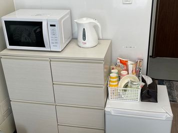 冷蔵庫、レンジ、ケトル
使い捨ての食器類あります♪
※申し訳ございません　紙皿は補充が追い付かない為提供を終了致しました。 - ライオンルーム24伏見の室内の写真