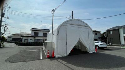 屋外テント外観・左右駐車スペース - 川越・南大塚コンテナプール 外から中が見える！コンテナプールの外観の写真