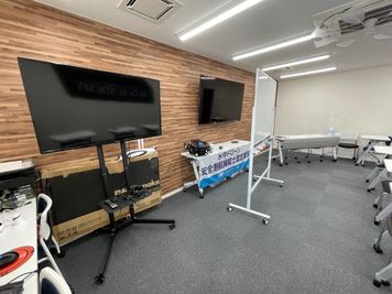 可動式モニター - 川越・南大塚コンテナプール 川越・南大塚 会議室の設備の写真