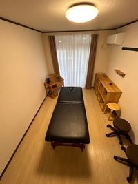 カナダ製の大型施術ベッドと施術用椅子二脚。その他スタッキングチェア二脚あり。 - レンタルサロン　ノマドの室内の写真
