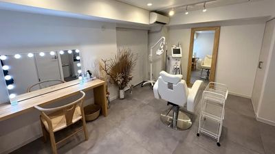※リクライニングチェアを設置した様子です。 - JIBUN SALON(渋谷駅) 【渋谷駅徒歩3分】完全個室プライベートサロン｜清潔感のある空間の室内の写真