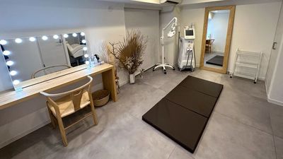 ※施術マットを設置した様子です。 - JIBUN SALON(渋谷駅) 【渋谷駅徒歩3分】完全個室プライベートサロン｜清潔感のある空間の室内の写真