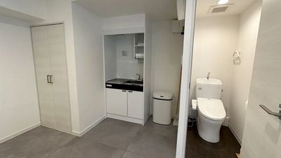 【押入れ / 水回り】
・備品は押入れに収納されています
・IH使用不可
・水道からはお湯は出ません
・綺麗な水洗トイレ - JIBUN SALON(渋谷駅) 【渋谷駅徒歩3分】完全個室プライベートサロン｜清潔感のある空間の室内の写真