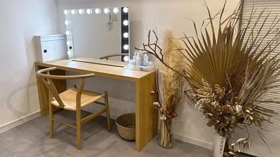 【ドレッサー】
・大型の女優ミラー - JIBUN SALON(渋谷駅) 【渋谷駅徒歩3分】完全個室プライベートサロン｜清潔感のある空間の室内の写真