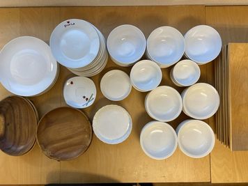 丸皿大×5枚
丸皿中×20枚
丸皿小×20枚
丸深皿大×13枚
丸深皿小×6枚
グラタン皿×2枚
木皿×5枚
木製プレート×7枚
その他サイズ違いのお皿×6枚 - GARAGE AKIHABARA パーティールームGARAGE AKIHABARAの設備の写真