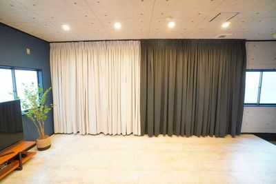 背景の切り替えできる白黒カーテンをご用意しました！ - SPICA大阪 SPICA大阪/1名〜8名様専用の室内の写真
