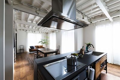 1階と2階にタイプの異なるダイニングキッチンがある戸建てハウススタジオ＆スペースです - A-std Fukuzawa Home and Kitchen 自然光たっぷりのおしゃれ空間！東北初戸建てキッチンハウススタジオの室内の写真