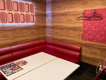 カラオケビッグエコー　なんばアムザ店 《5～8名用》会議・打ち合わせ用ルーム【サイズM】の室内の写真