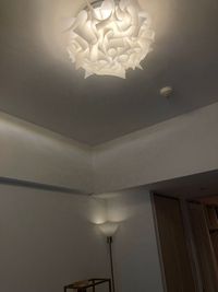 天井の電気はお好みの明るさとライトは調整できます。 - SUNARI 【北堀江・プライベートサロン 】女性専用サロンの室内の写真