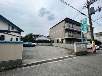 オプション：駐車場
入って右奥の8番の場所に必ず停めるようにお願いいたします。
※当駐車場での、事故・盗難等につきましては一切責任を負いません。
 - 豊中マルチレンタルスペース 落ち着いたシンプルな会議室の室内の写真