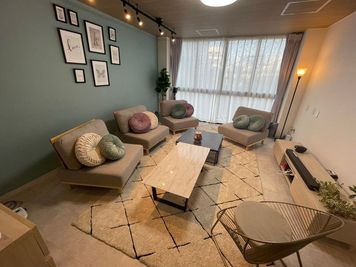 ソファは組み換えができますので
少人数のミーティングにも最適 - 浜松スペース２４新浜松駅前店の室内の写真