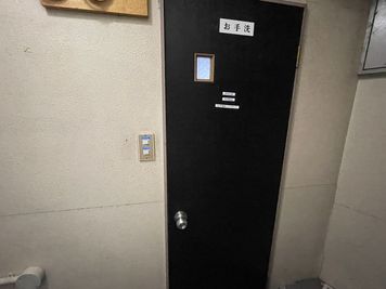 部屋の外に専用トイレがあります - 浜松スペース２４新浜松駅前店の室内の写真