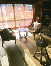 晴れた日の午前中は、東の窓からの光がとてもきれいです。 - 海まで10分・江の島・喫茶ラムピリカ・古民家 喫茶ラムピリカの室内の写真