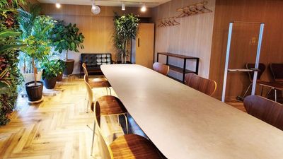 8脚の椅子＋2人掛けのソファがあり、最大10名の着席が可能です。 - G2S　高田馬場 #1 【高田馬場徒歩5分】ラウンジ（人々がリラックスして集まる空間）の室内の写真