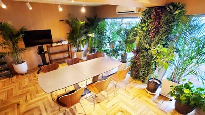 テーブルや観葉植物のレイアウトは自由に変更可能です。観葉植物は移動しやすいようキャスター付きの台座に設置しています。 - G2S　高田馬場 #1 【高田馬場徒歩5分】ラウンジ（人々がリラックスして集まる空間）の室内の写真