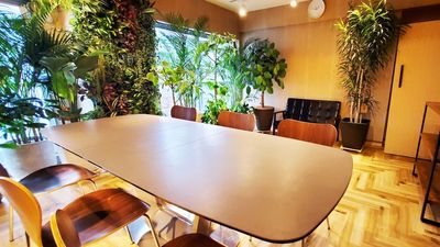 テーブルや観葉植物のレイアウトは自由に変更可能です。観葉植物は移動しやすいようキャスター付きの台座に設置しています。 - G2S　高田馬場 #1 【高田馬場徒歩5分】ラウンジ（人々がリラックスして集まる空間）の室内の写真