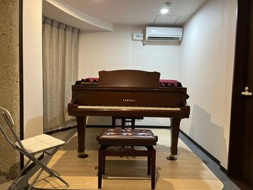 PiVi音楽スタジオ グランドピアノ練習室の室内の写真