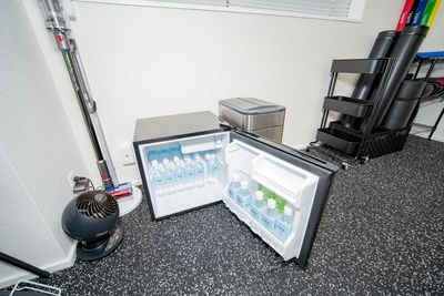 冷蔵庫、ダイソン掃除機、送風機 - レンタルジムAivic池袋東口2号店の設備の写真