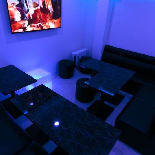 オシャレな空間で大人数のパーティも可！カラオケ完備 - カラオケBAR  真夜中の遊び人