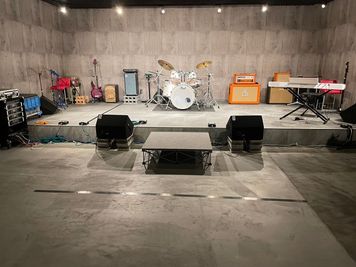 駐車場あり、カフェ利用可、100人程度、バンド練習・発表・ダンス・教室など - エコーズカフェ