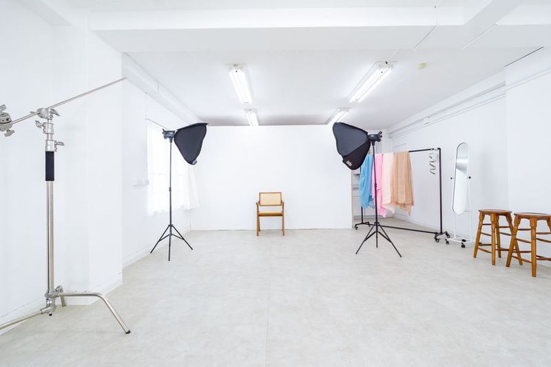 壁一面の大きい窓から柔らかい自然光が降り注ぐ真っ白なスタジオ - 都内の白ホリ自然光 撮影スタジオ