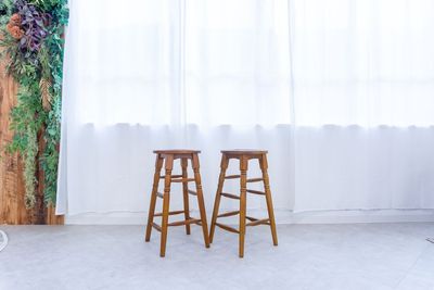 都内の白ホリ自然光 撮影スタジオ 白壁×アーチ×植物×ブランコ｜感情を引き出す光のスタジオの設備の写真