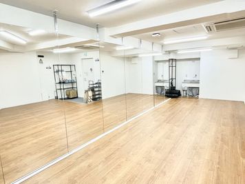 横幅の長いスタジオなので横並びでミラーを使えます。 - ダンスが出来るレンタルスタジオ『D-PARKS秋葉原３Ｂ』 レンタルスタジオ『D-PARKS秋葉原 ３Ｂスタジオ』の室内の写真