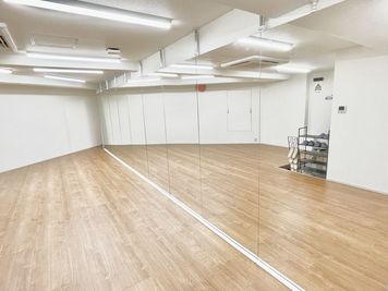 ワイド８．１ｍの大型ミラー設置！
大人数のスクール等でも対応できます - ダンスが出来るレンタルスタジオ『D-PARKS秋葉原３Ｂ』 レンタルスタジオ『D-PARKS秋葉原 ３Ｂスタジオ』の室内の写真