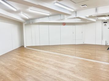 ３９㎡と広々とした室内。スクール、レッスン等でもご利用いただけます。 - ダンスが出来るレンタルスタジオ『D-PARKS秋葉原３Ｂ』 レンタルスタジオ『D-PARKS秋葉原 ３Ｂスタジオ』の室内の写真